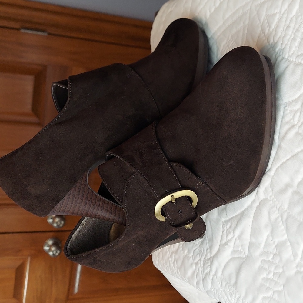 * Cato Chocolate Brown Suede Ankle Booties, Bold Gold Buckle, Size 8, Like New - Picture 9 of 9